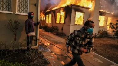 Casa en llamas en Altadena