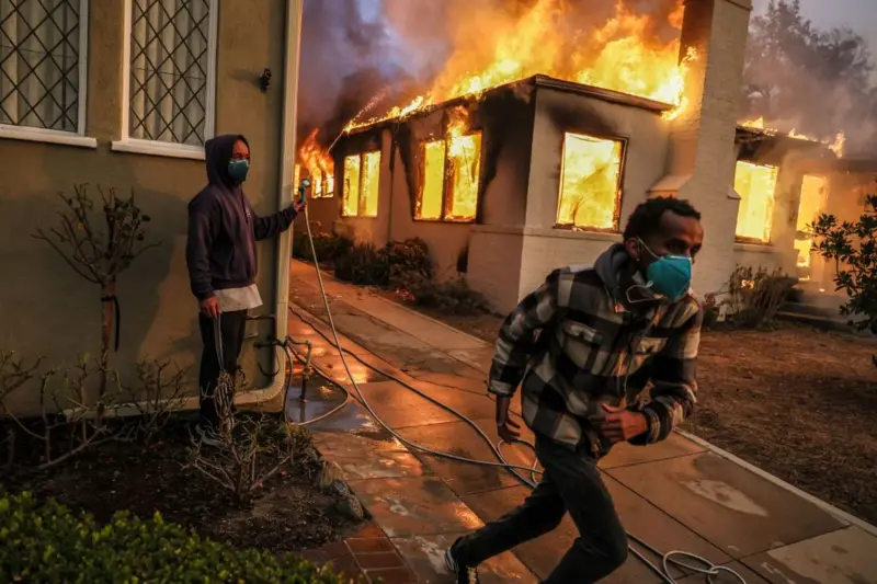 Casa en llamas en Altadena